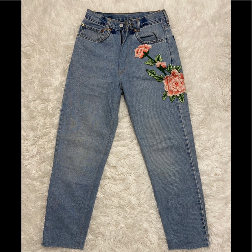 A re-touch design jean with flowers.